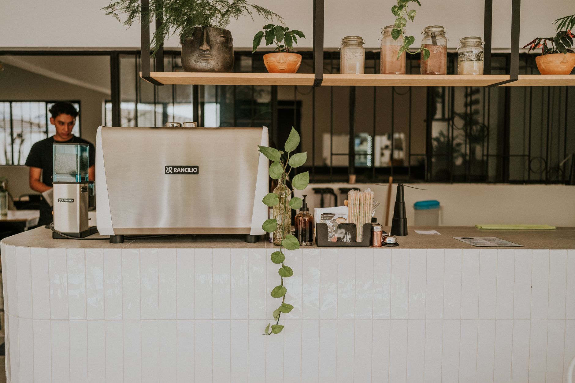 Kavárna s travertinem na baru